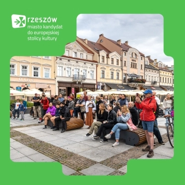 We're walking through the market in the evening, and there are such jets. Well, not jezzy, but ethno-electro musical improvisation. Anyone who wanted could come with their instrument and join the players. A great thing Rzeszow Cellars!