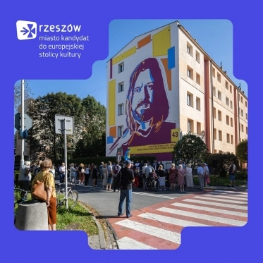To właśnie w tym bloku przy ulicy Hetmańskiej 43, w latach 1945-1956 mieszkał Tadeusz Nalepa. Ojciec polskiego bluesa ma już kolejny mural ze swoją podobizną, a autorem malarskiego dzieła jest Michał Czerko